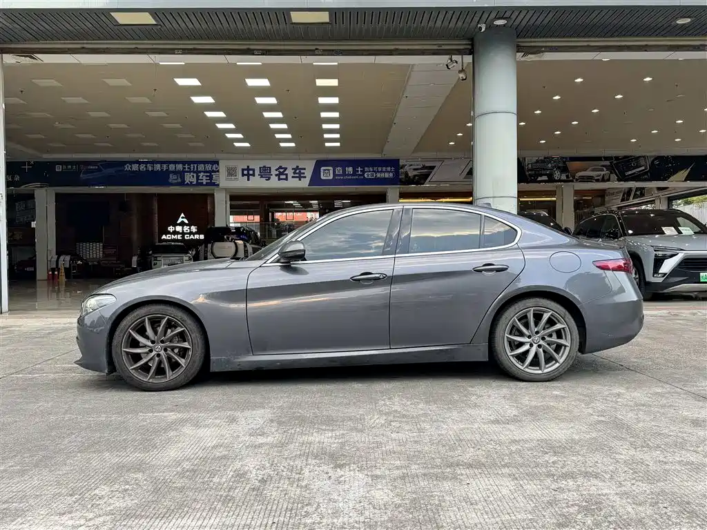Alfa Romeo Giulia 2019 2017 2.0T 200HP Luxury Edition