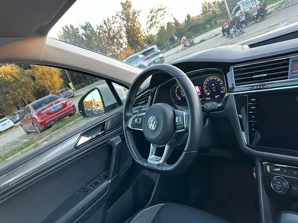 Фото 18 - Volkswagen Tiguan L