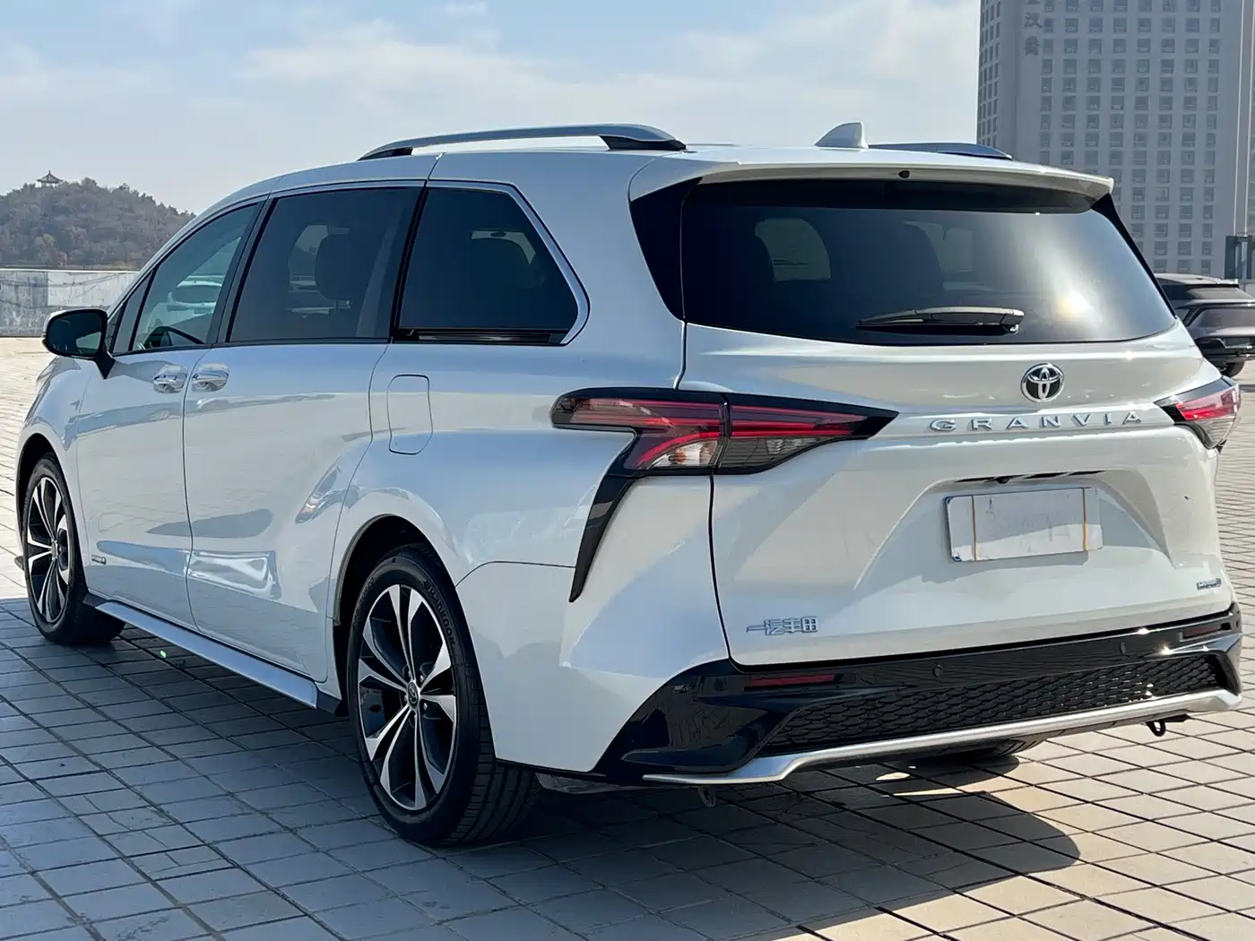 Toyota Granvia 2023 2.5L Hybrid Prestige PLUS Edition фото 15