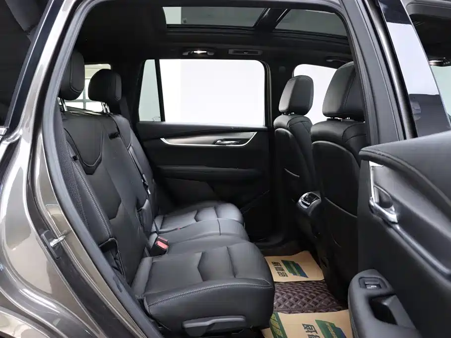 Фото 12 - Cadillac XT6