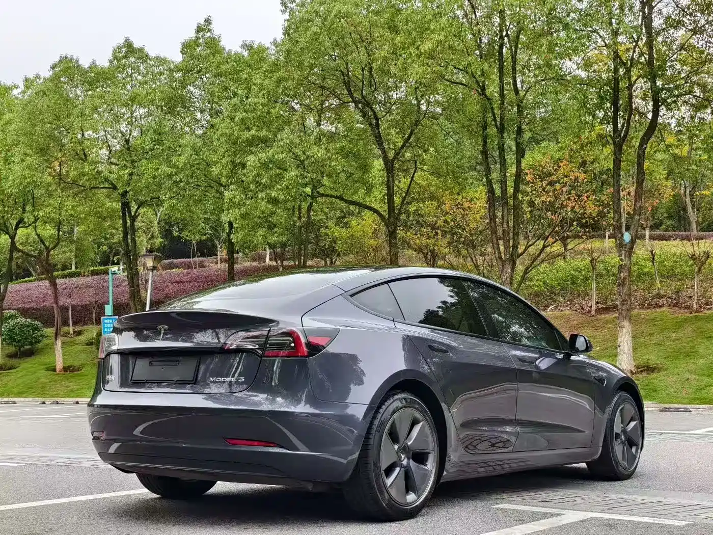 TESLA MODEL 3