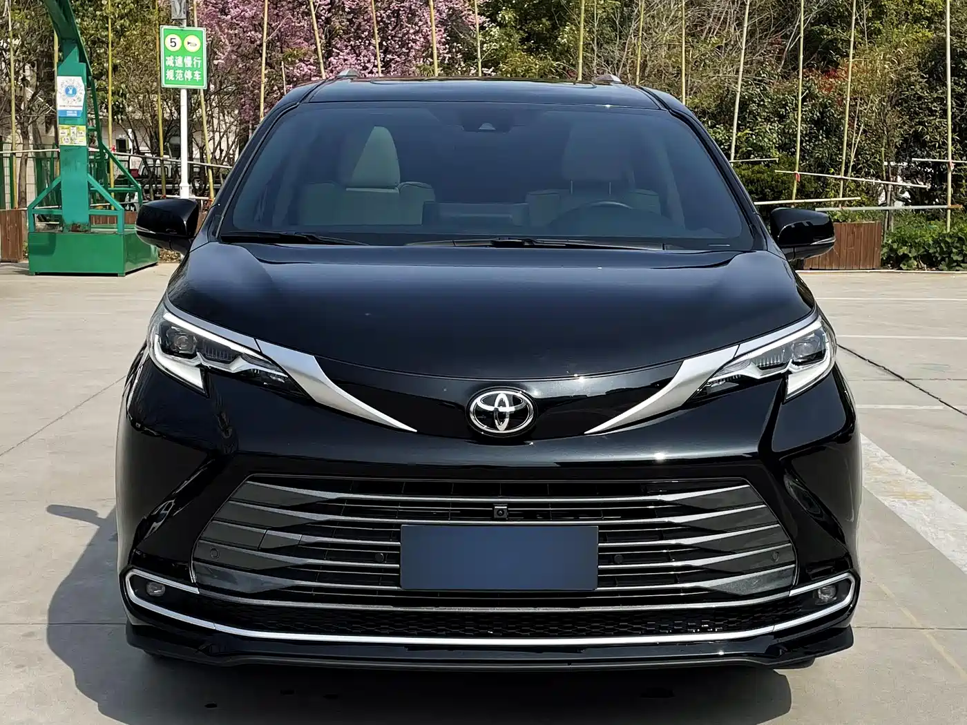 Toyota Sienna 2024 2.5L Hybrid 4WD Premium Edition фото 2