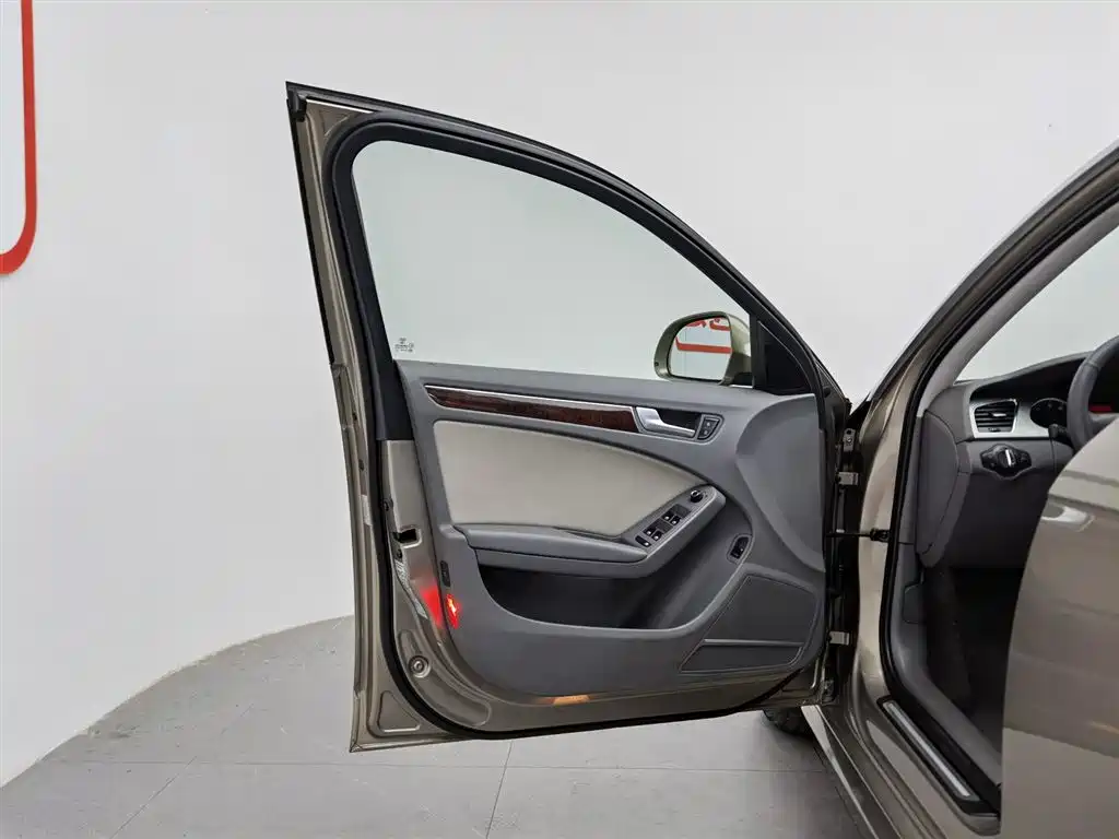 Audi A4L 2011 2.0 TFSI Comfort фото 8