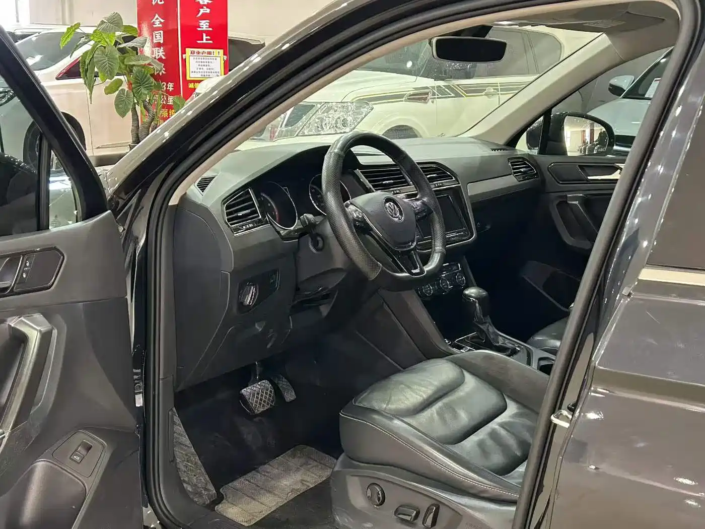 Volkswagen Tiguan L 2019 330TSI Automatic 2WD Smart Luxury Edition China VI фото 5