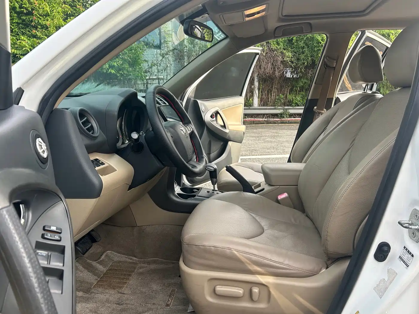 Photo 7 - Toyota RAV4 Rongfang