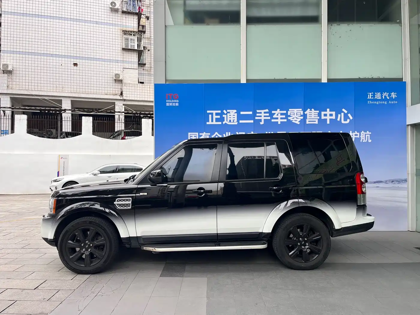 Land Rover Discovery 2013 3.0 SDV6 HSE Diesel фото 3