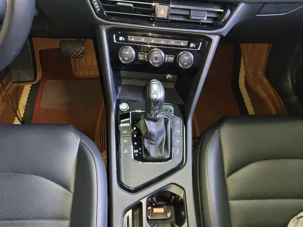 صورة 14 - Volkswagen Tharu