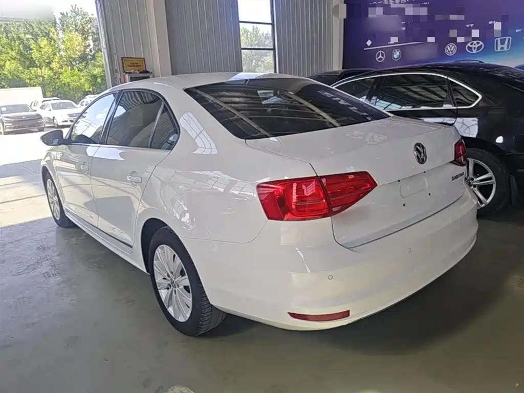 Volkswagen Sagitar 2015 1.6L Automatic Comfort фото 5