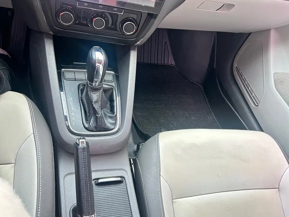 Volkswagen Sagitar 2015 1.6L Automatic Comfort фото 15