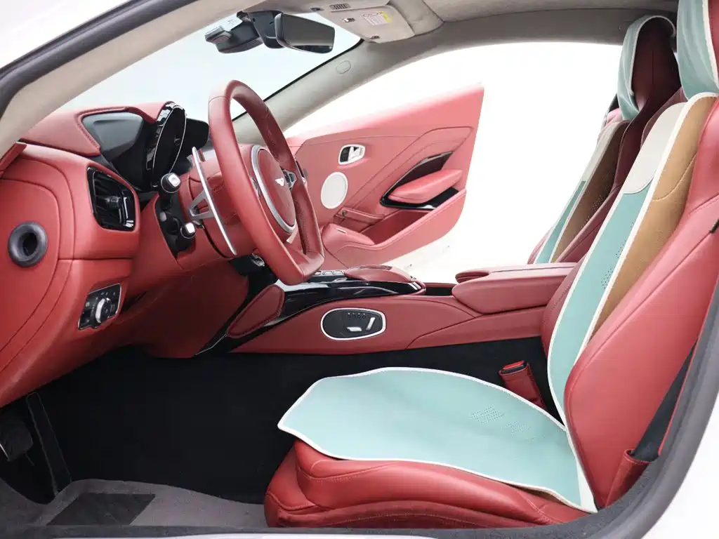 Фото 2 - Aston Martin Vantage
