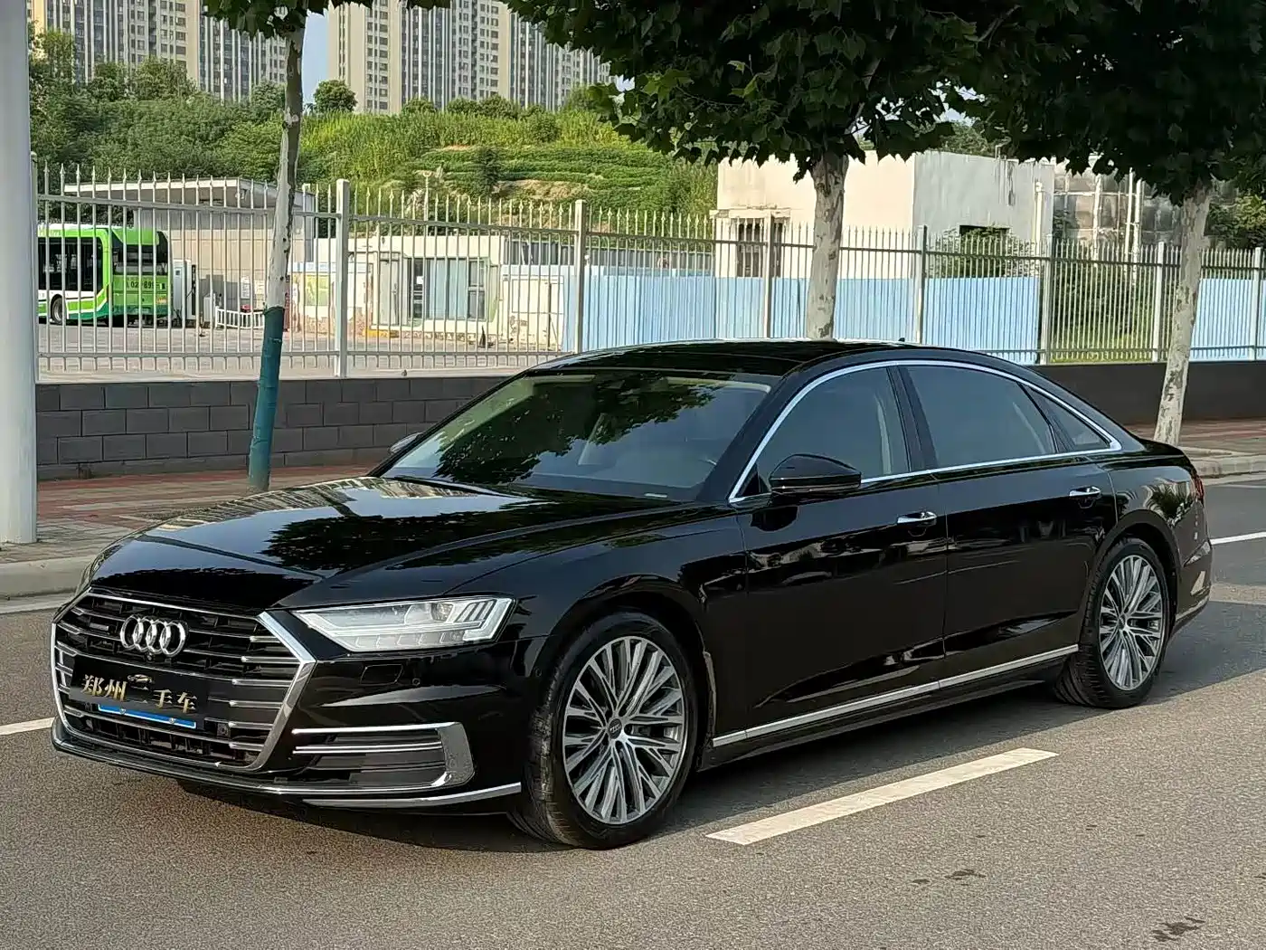 Фото 1 - Audi A8
