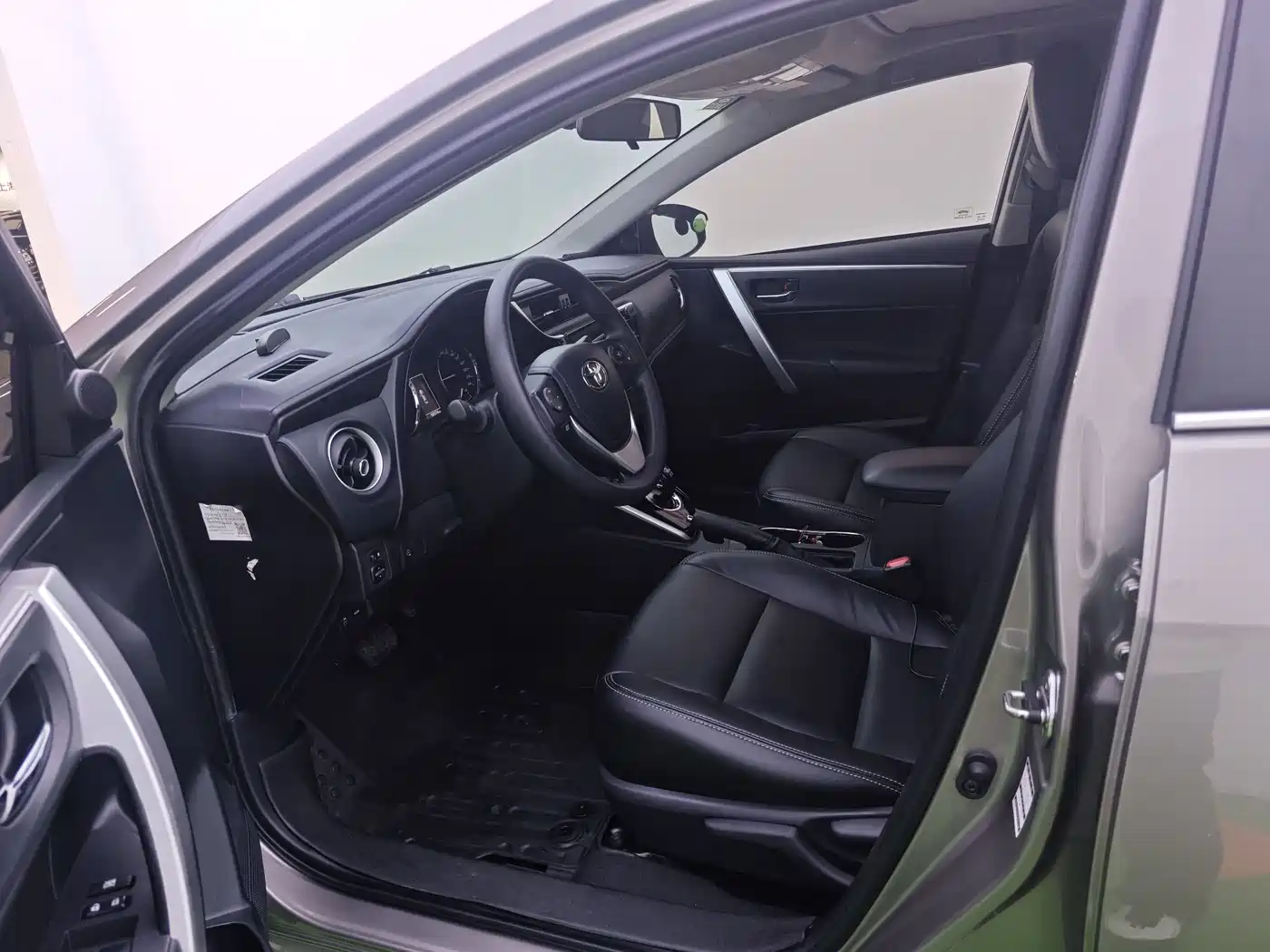 Toyota Corolla Twin Engine E+ 2019 1.8L E-CVT Luxury Edition фото 10