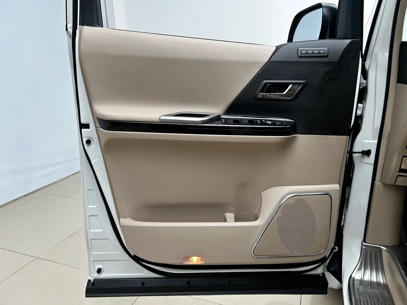 Toyota Alphard фото 4