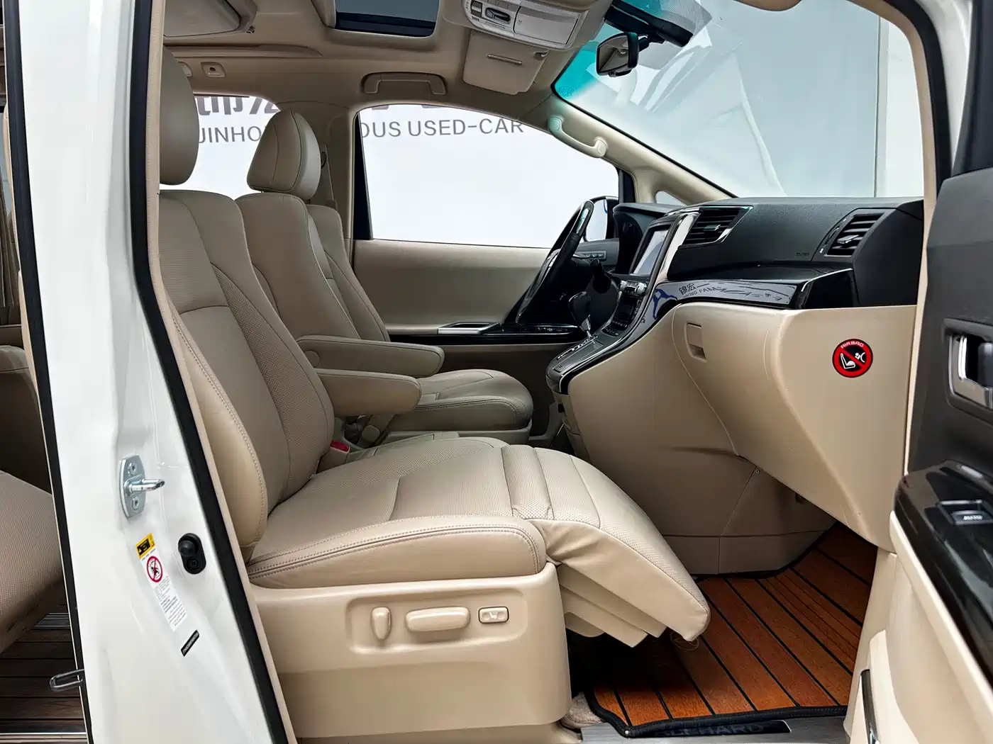 Toyota Alphard фото 16
