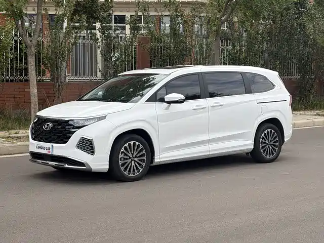 Hyundai Custo 270TGDi LUX, Премиум