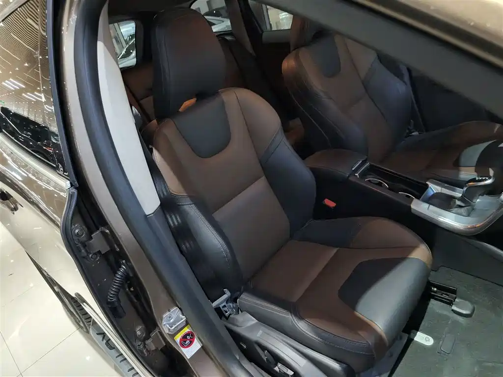 Фото 25 - Volvo XC60
