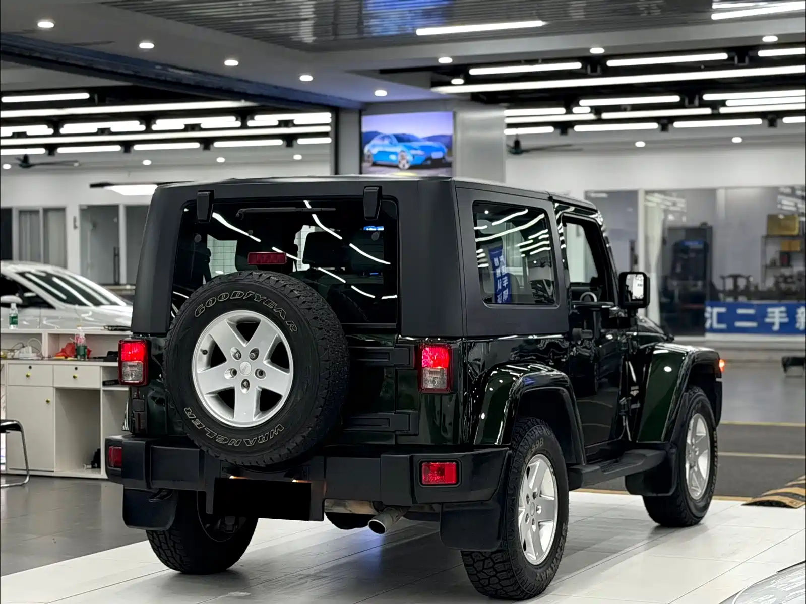 Photo 6 - Jeep Wrangler