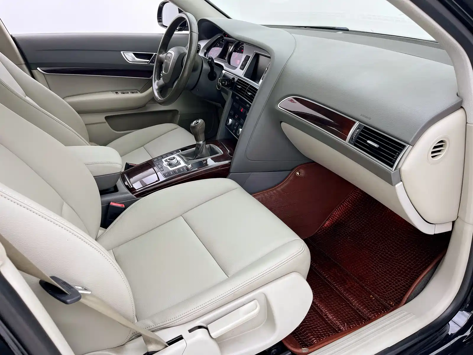 Фото 21 - Audi A6L