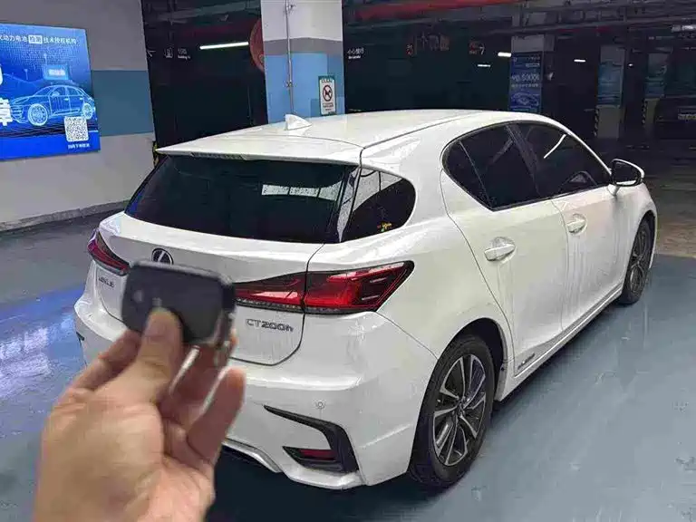 Фото 3 - Lexus CT