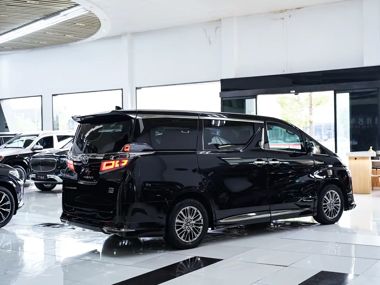 Фото 15 - Toyota Vellfire