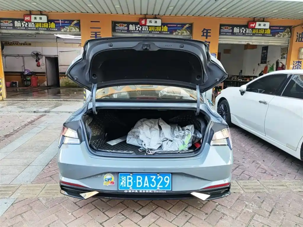 Hyundai Elantra 2022 1.5L CVT LUX Premium Edition фото 8