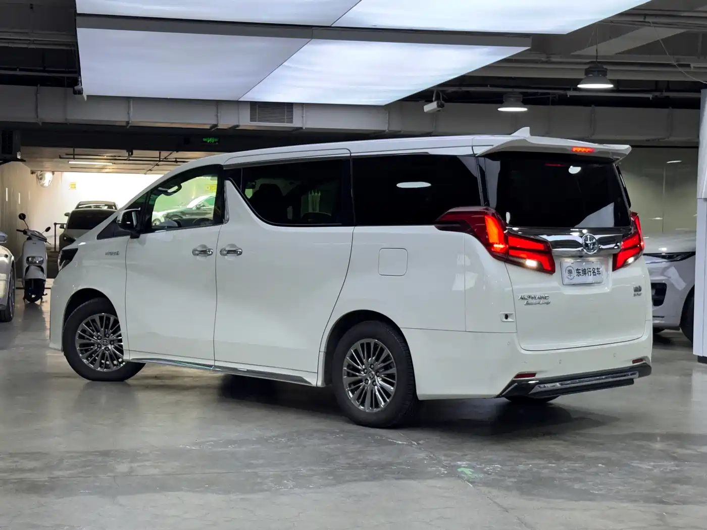 Toyota Alphard 2021 Hybrid 2.5L Premium фото 4