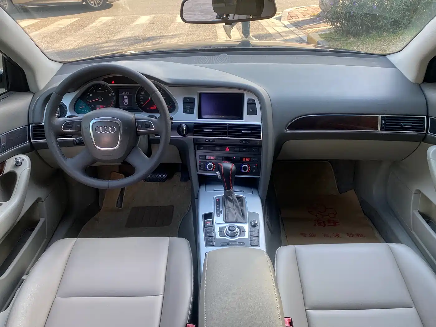 Audi A6L 2010 2.0 TFSI Automatic Standard фото 12