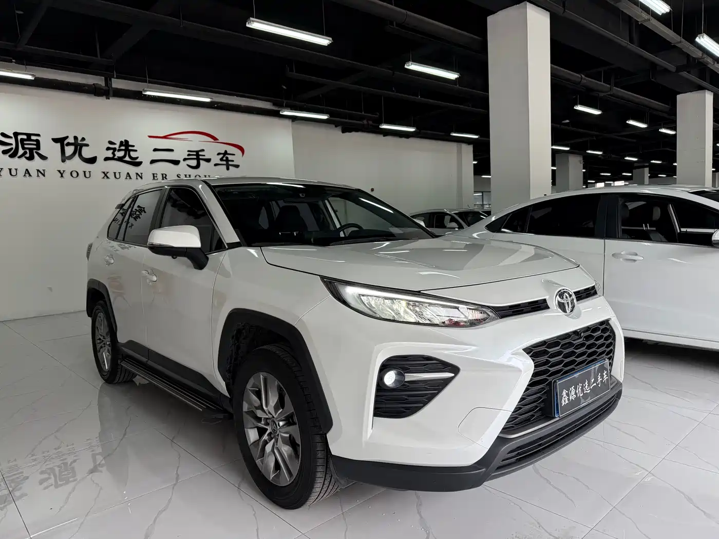 Toyota Wildlander 2023 2.0L CVT FWD LE фото 3