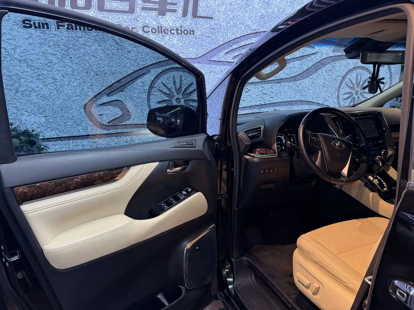Toyota Alphard 2019 Hybrid 2.5L Luxury фото 10