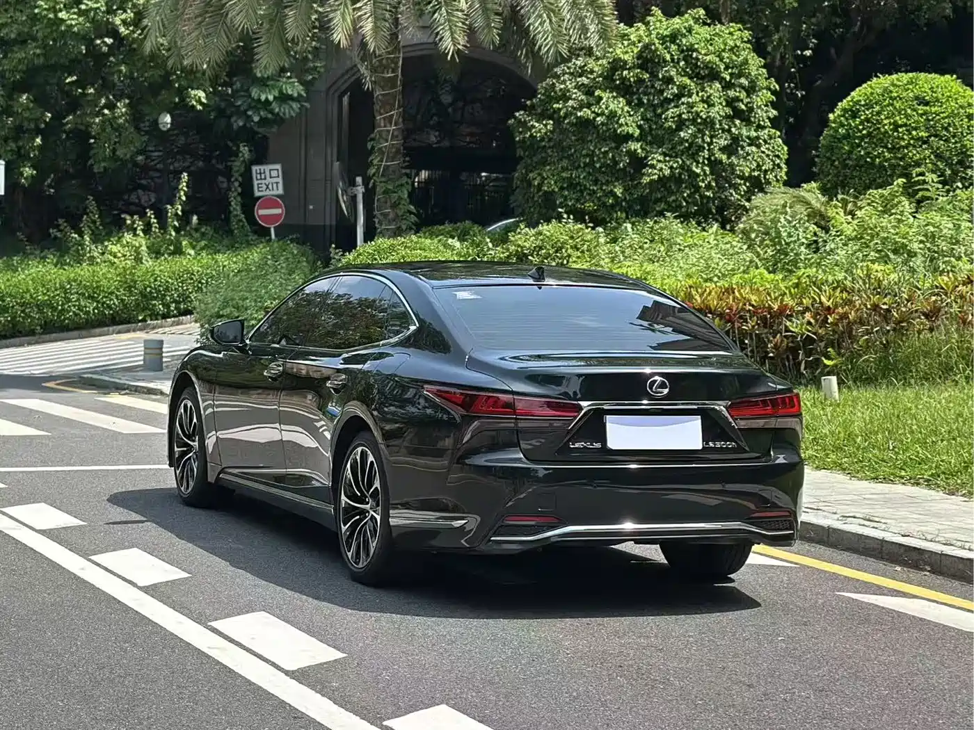 Lexus LS 2021 500h Executive Edition фото 16
