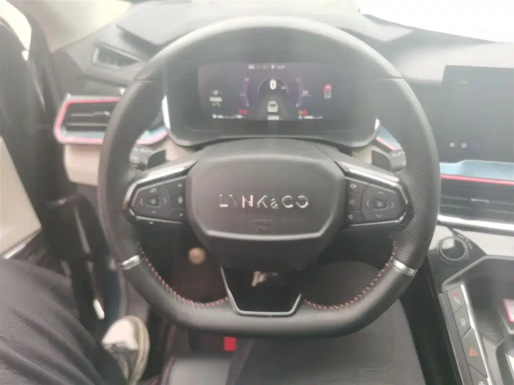 Lynk & Co 06 2020 1.5T Halo фото 4