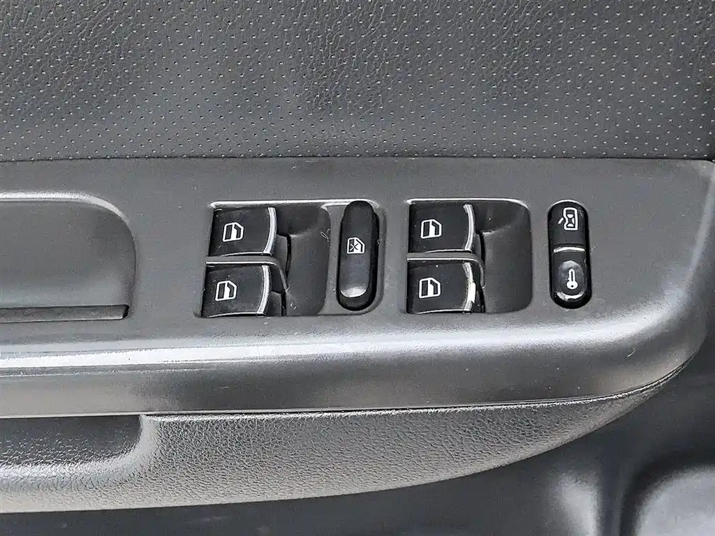 Volkswagen Lavida 2011 1.6L Manual Elegance Edition фото 9