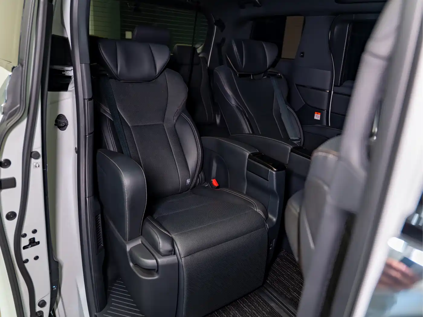 Toyota Alphard 2025 Hybrid 2.5L Prestige Gold Edition фото 13