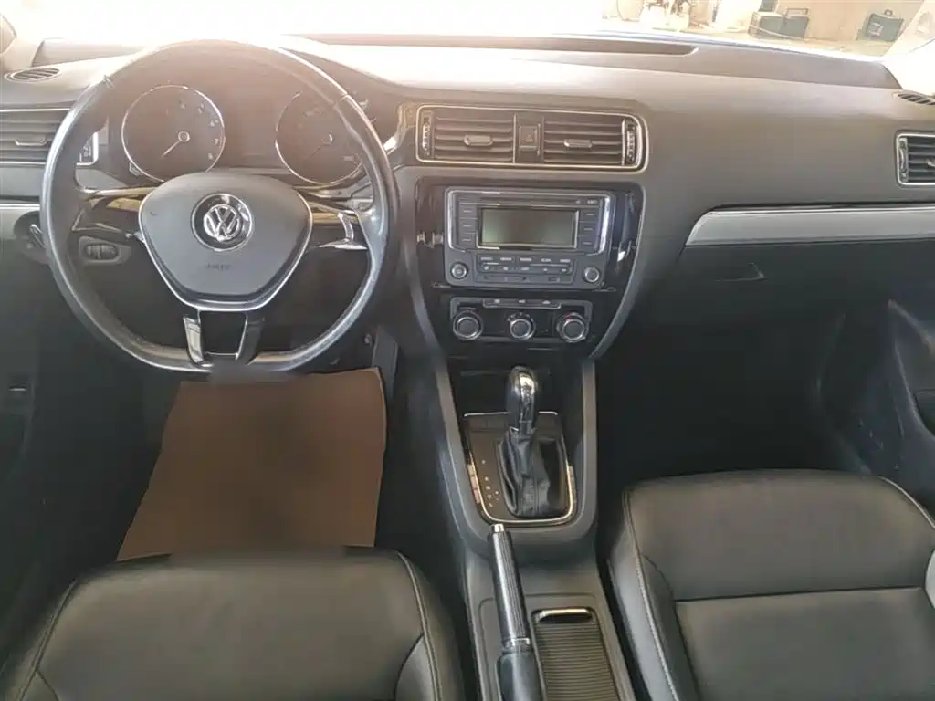 Volkswagen Sagitar 2015 1.6L Automatic Comfort фото 10