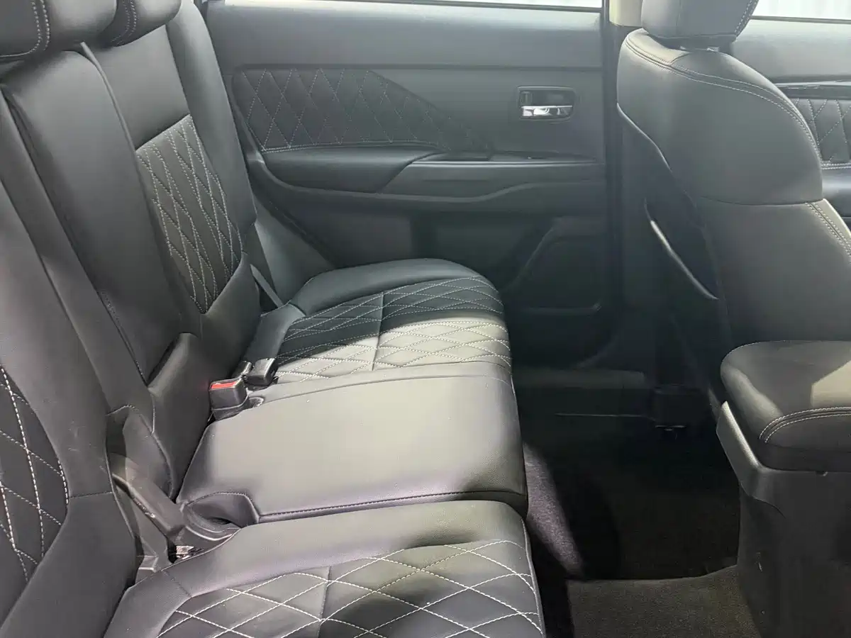 MITSUBISHI OUTLANDER