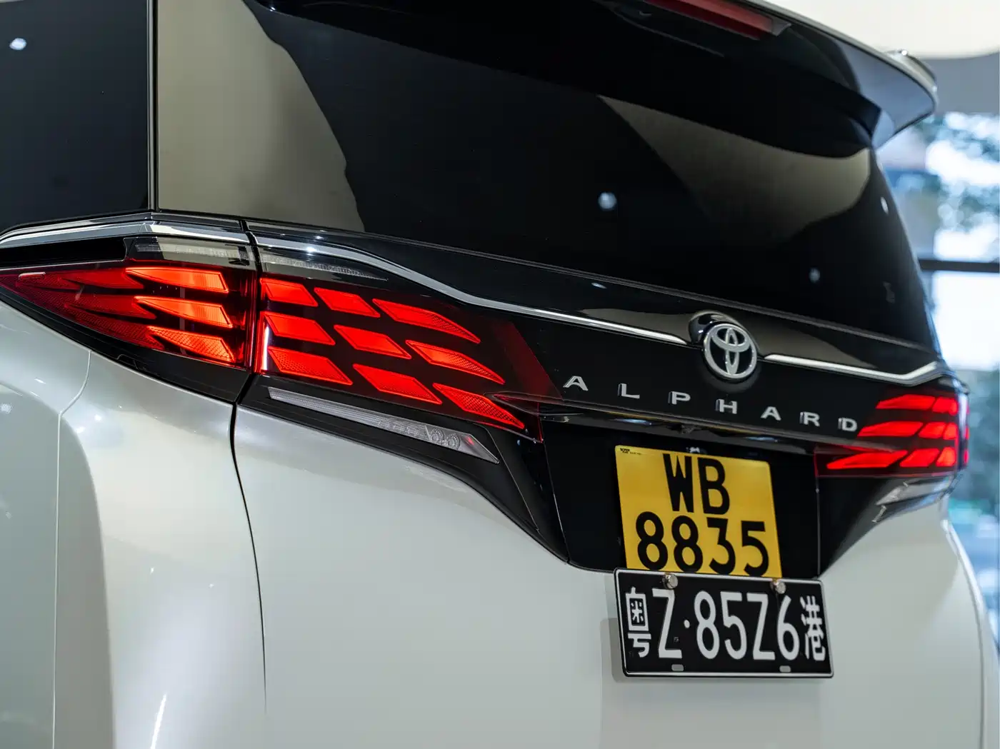 Toyota Alphard 2025 Hybrid 2.5L Prestige Gold Edition фото 8