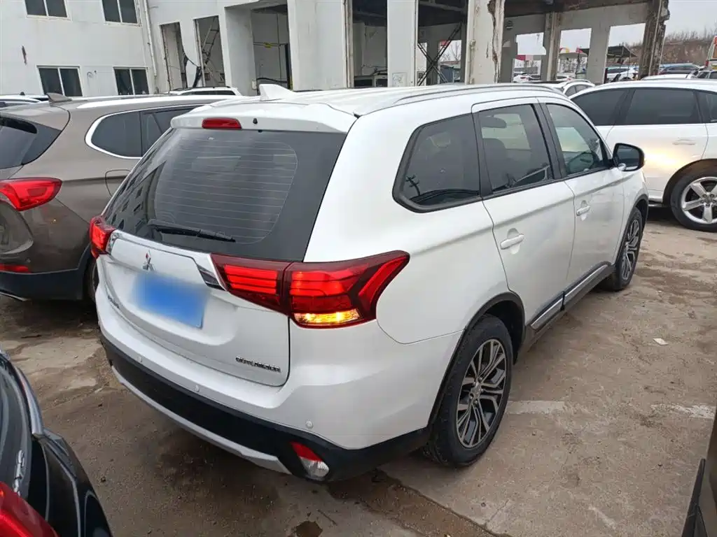 MITSUBISHI OUTLANDER