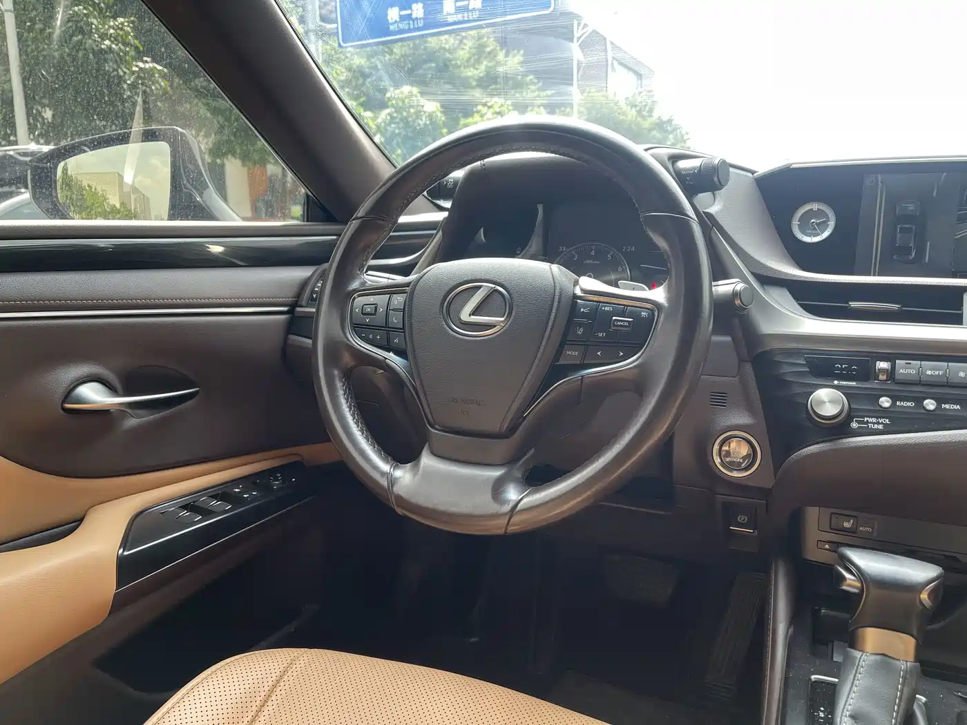 Фото 7 - Lexus ES