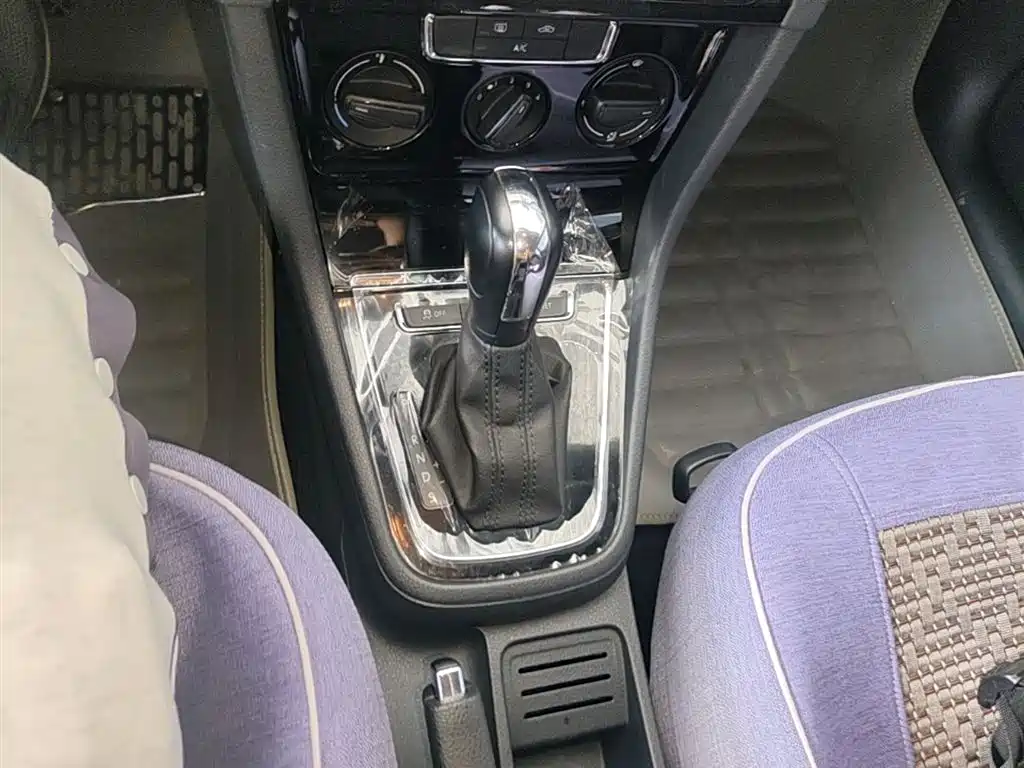 Volkswagen Bora 2015 Quality Edition 1.6L Automatic Fashion фото 14