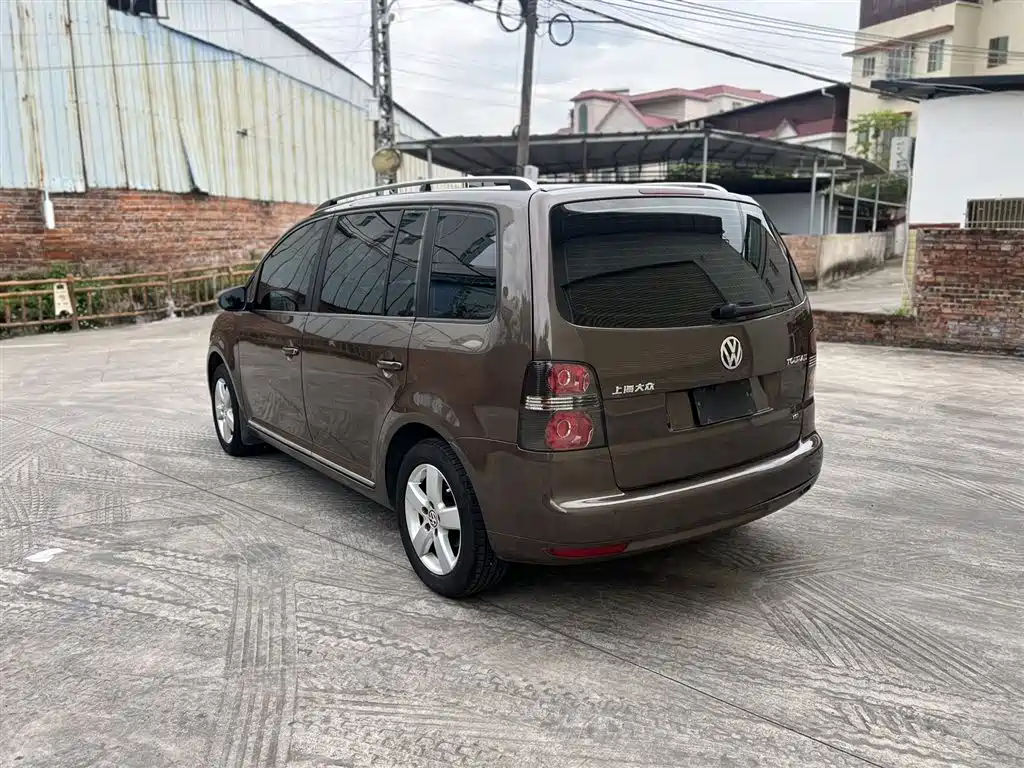 Volkswagen Touran 2011 1.4T DSG Smart Elegance 5-seater фото 4
