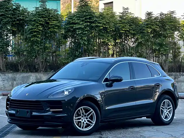 PORSCHE MACAN
