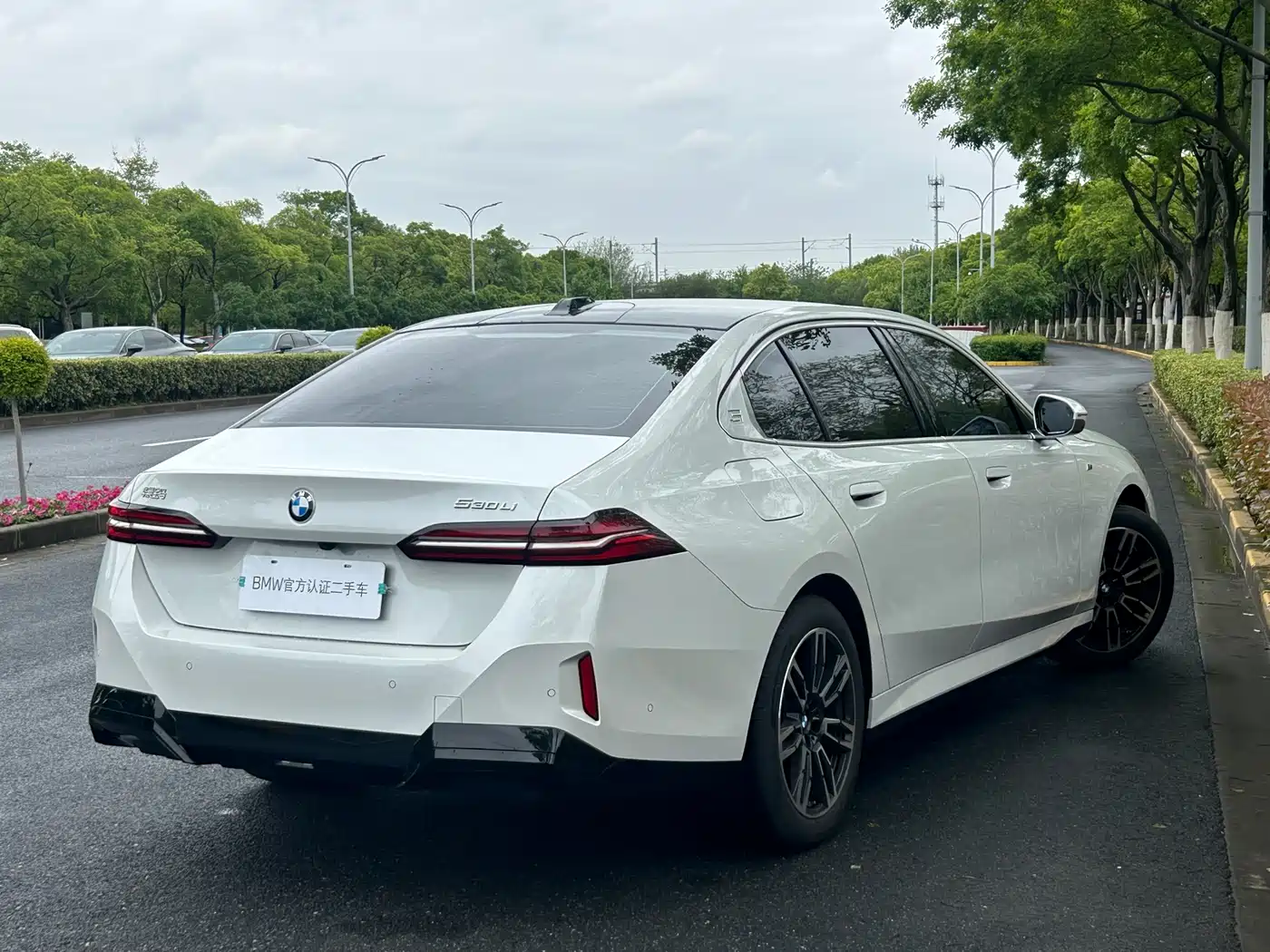 BMW 5 Series 2025 530Li Leading M Sport Package фото 12