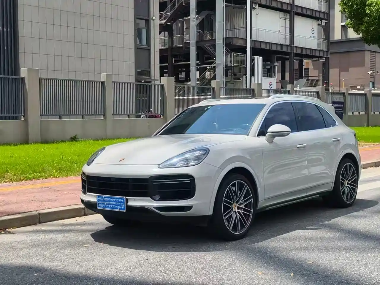 Фото 1 - Porsche Cayenne