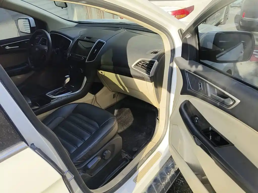 Photo 13 - Ford Edge