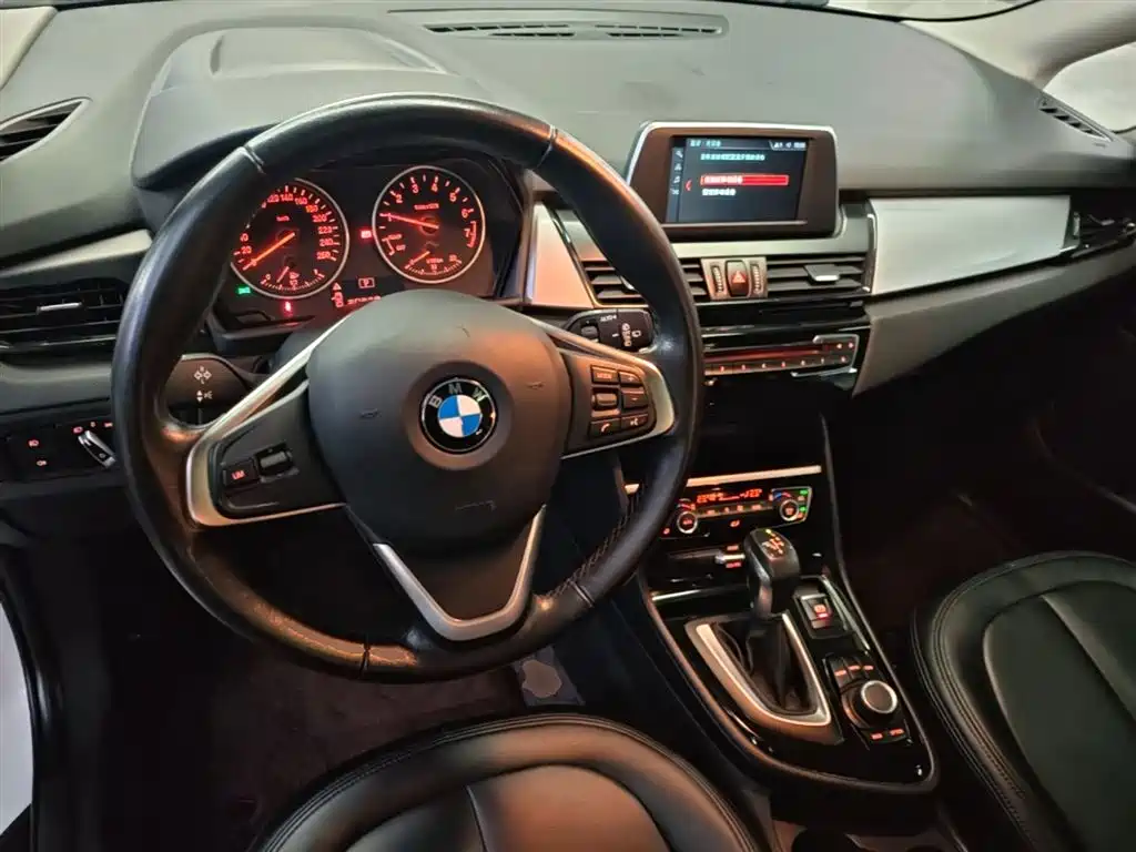 BMW 2 Series Touring 2016 218i Leading фото 10