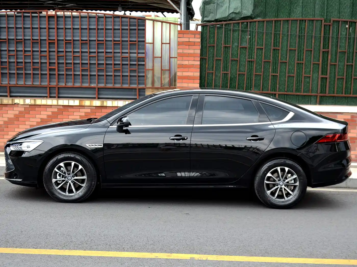 BYD Qin PLUS 2023 Champion Edition DM-i 55KM Leading фото 3