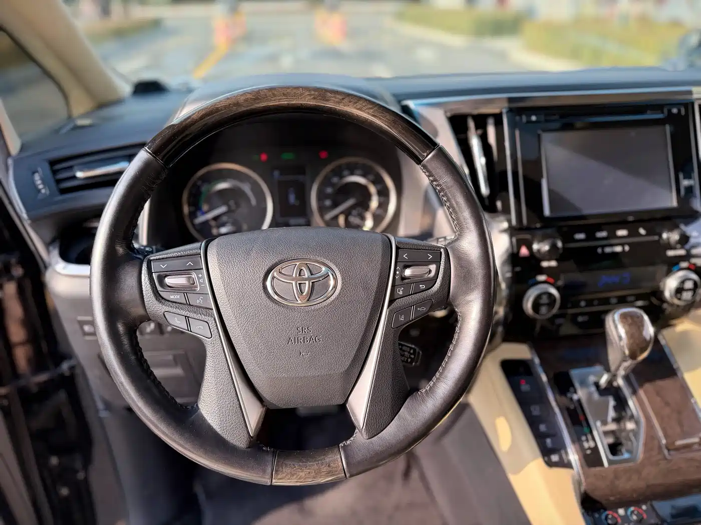 Toyota Vellfire 2019 Hybrid 2.5L HV Premium Edition фото 7