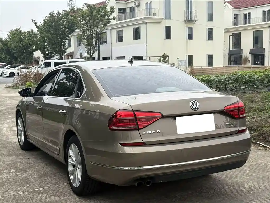 Volkswagen Passat 2016 280TSI DSG Honor Edition фото 13