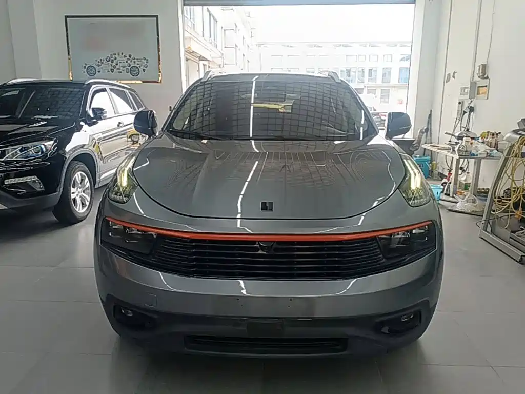 Фото 3 - Lynk & Co 01