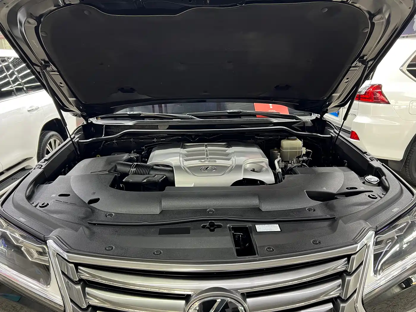 Фото 10 - Lexus LX